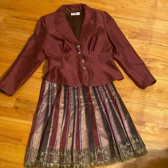 WOMEN’S Hartly skirt suit. Burgundy jacket with skirt - Picture 1 of 9